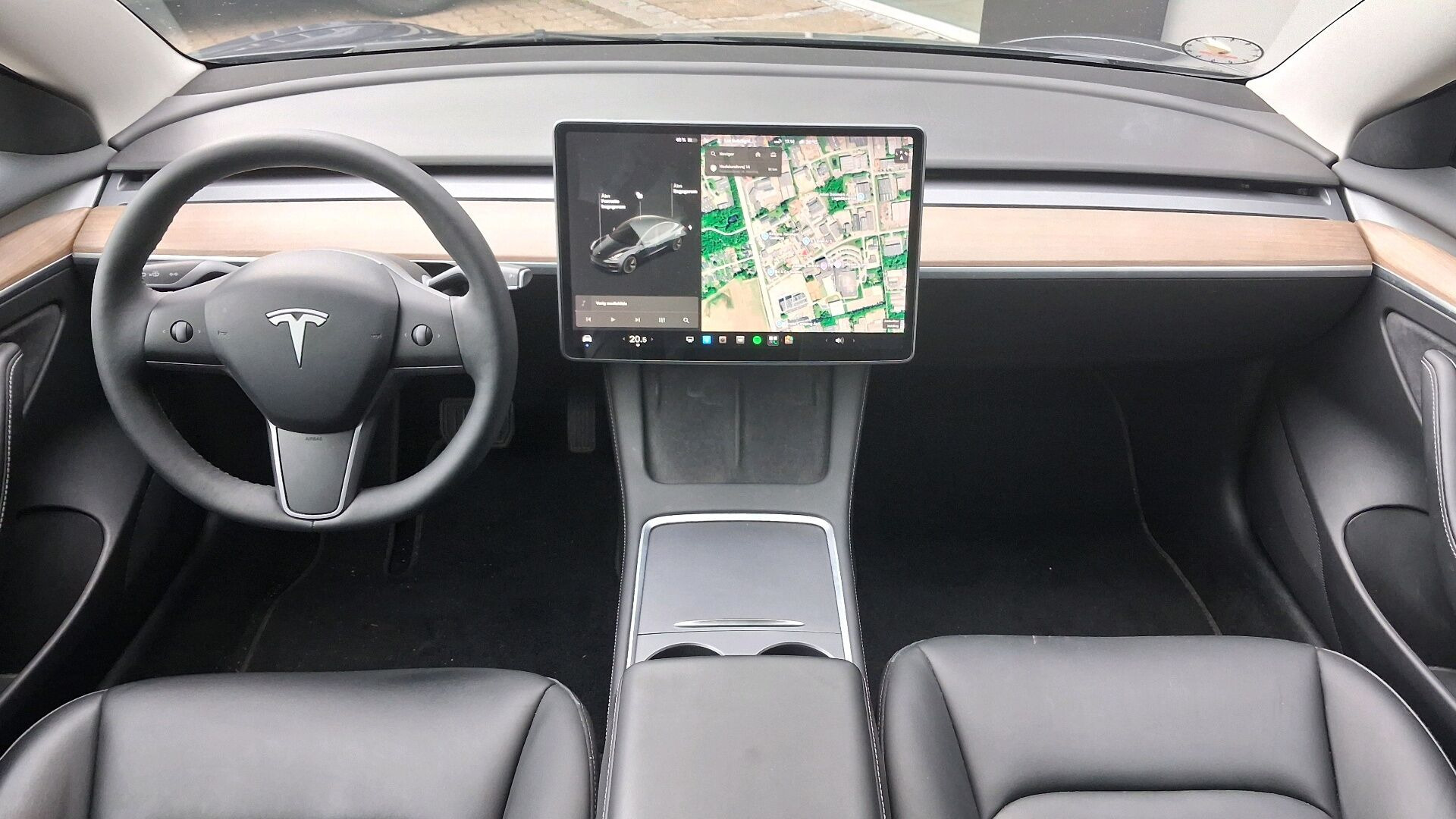 Grå Tesla Model 3 fra 2021