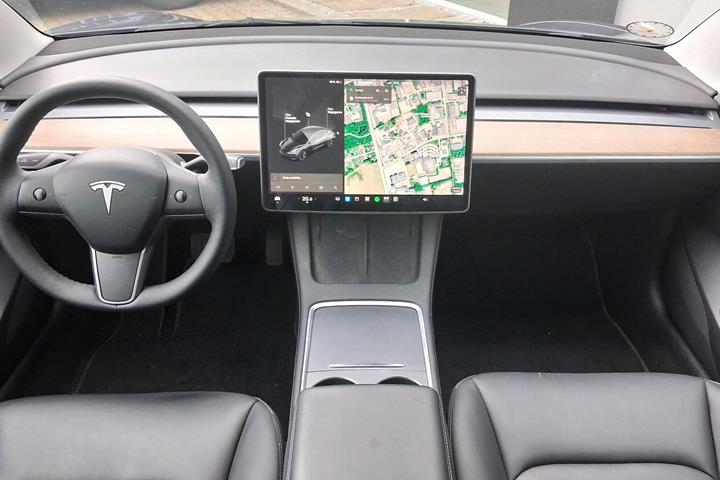 Grå Tesla Model 3 fra 2021