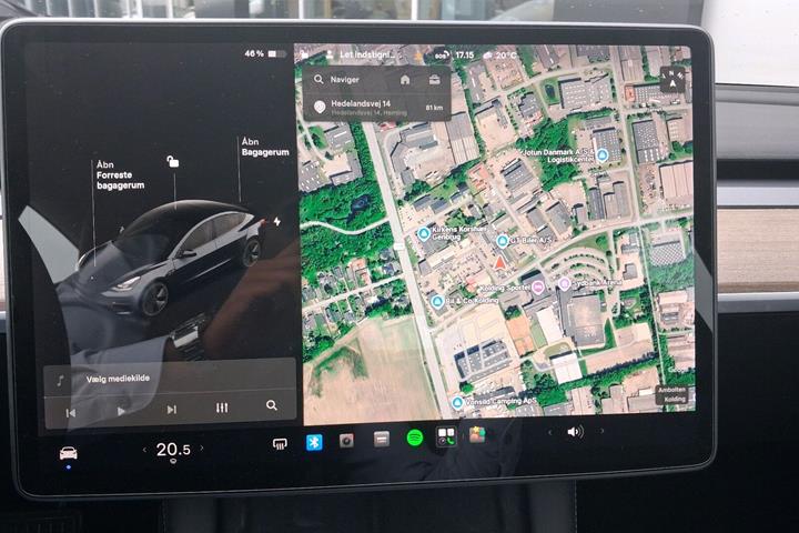 Grå Tesla Model 3 fra 2021