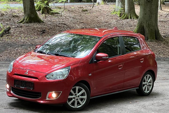 Rød Mitsubishi Space Star fra 2014 set udefra