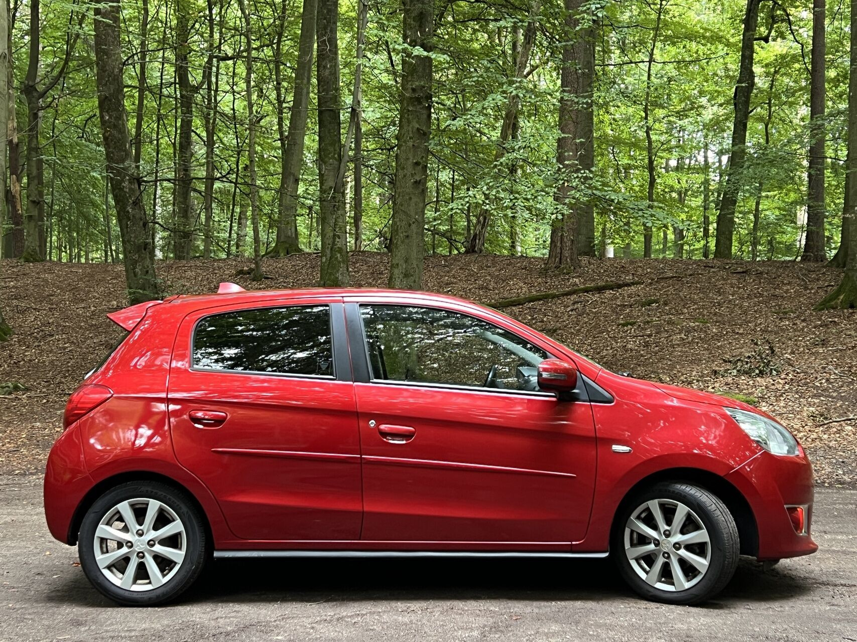 Rød Mitsubishi Space Star fra 2014