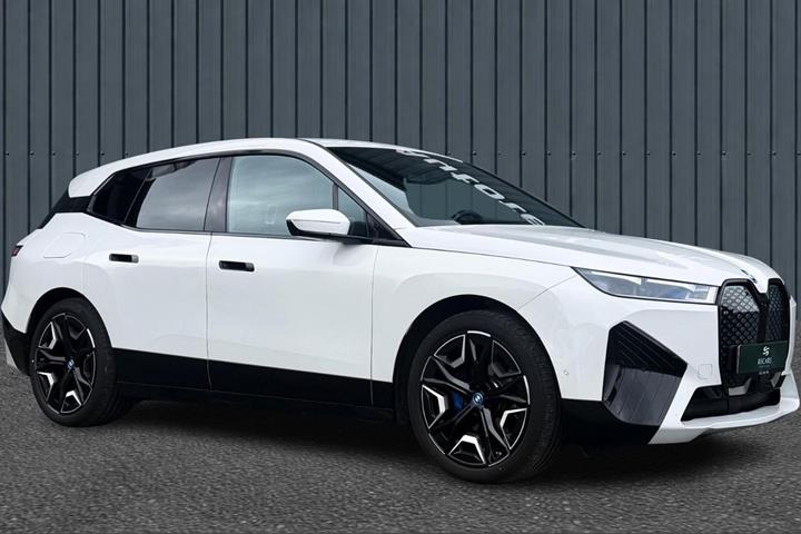 Hvid BMW iX fra 2023 set udefra