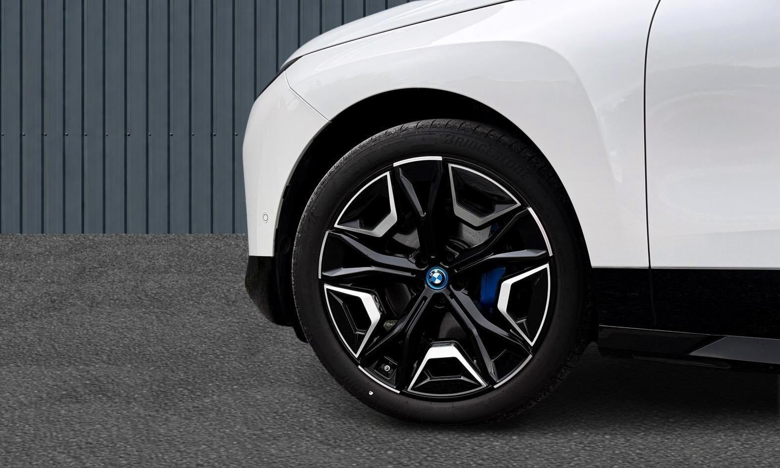 Hvid BMW iX fra 2023