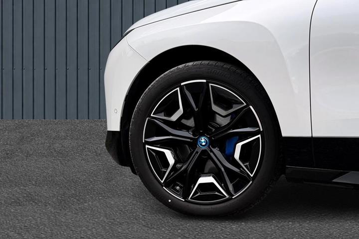 Hvid BMW iX fra 2023