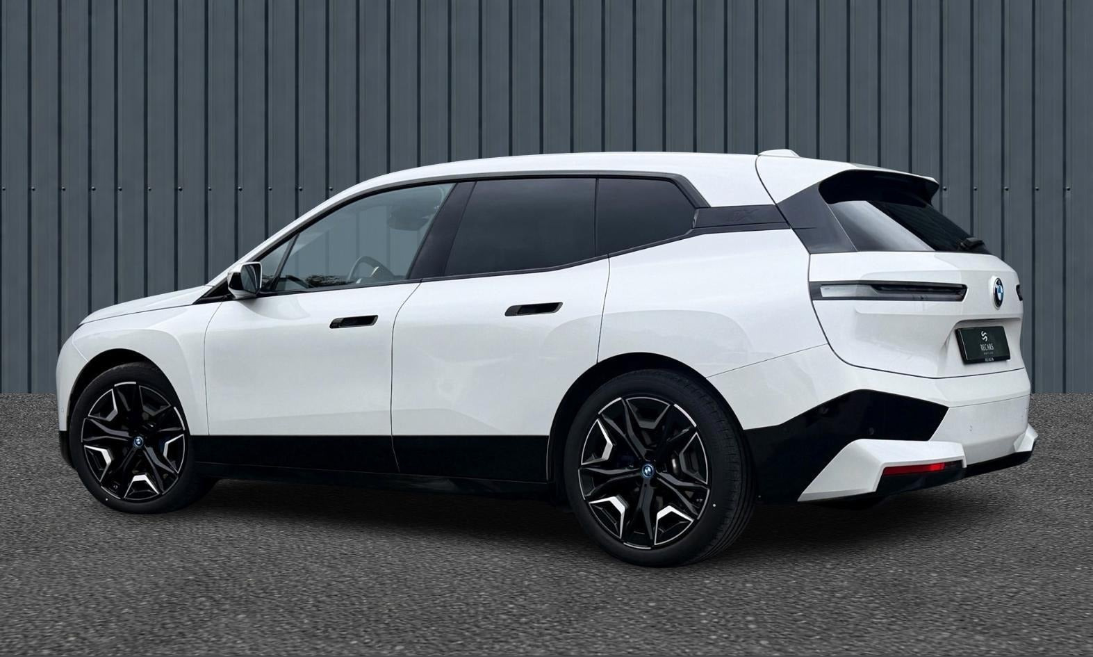 Hvid BMW iX fra 2023