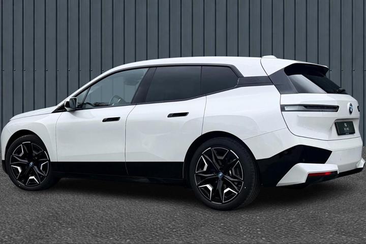 Hvid BMW iX fra 2023