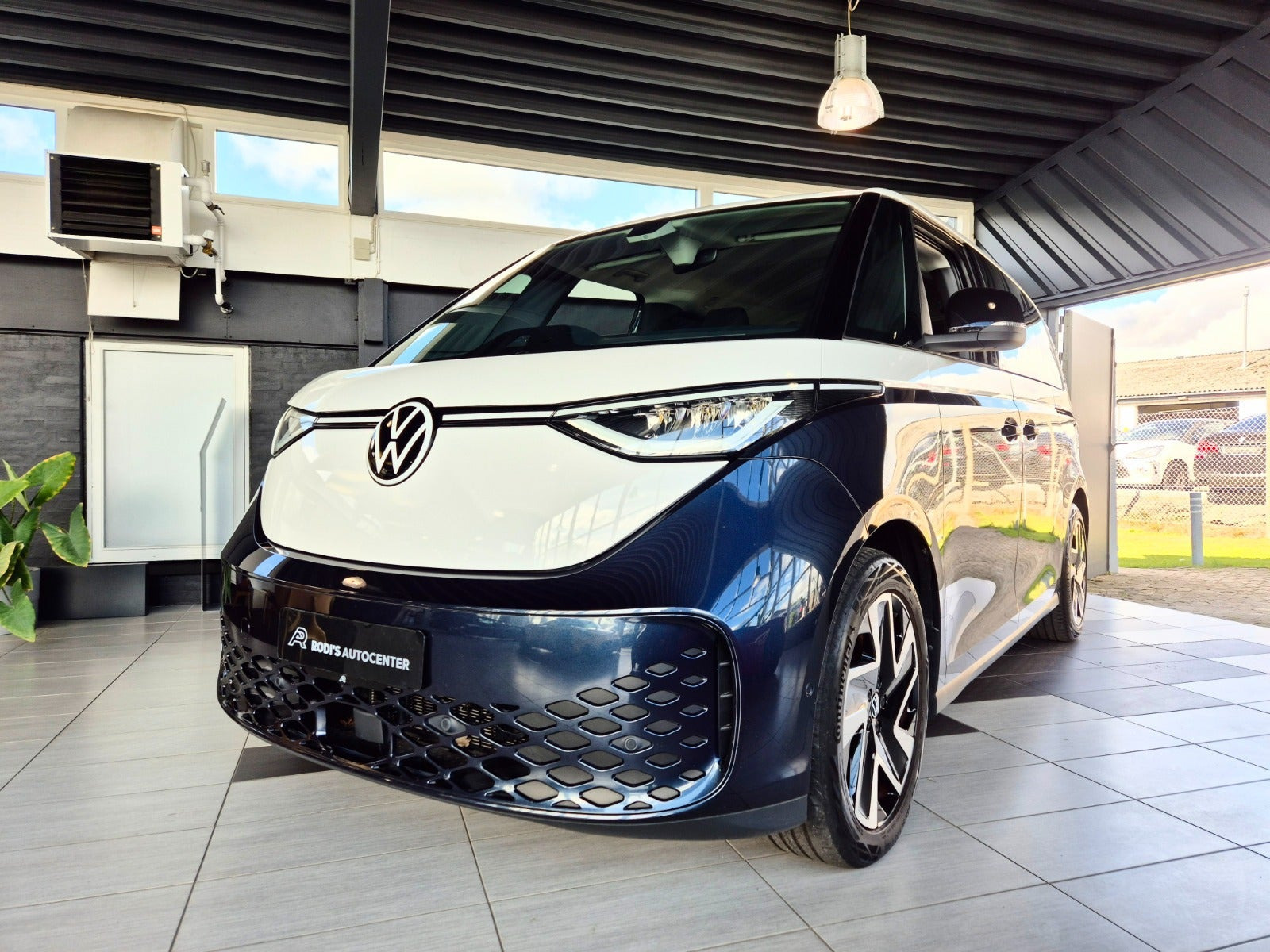 VW ID.Buzz 77 Life 75 Years Edition SWB