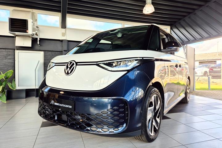 Blå VW ID.Buzz fra 2023 set udefra