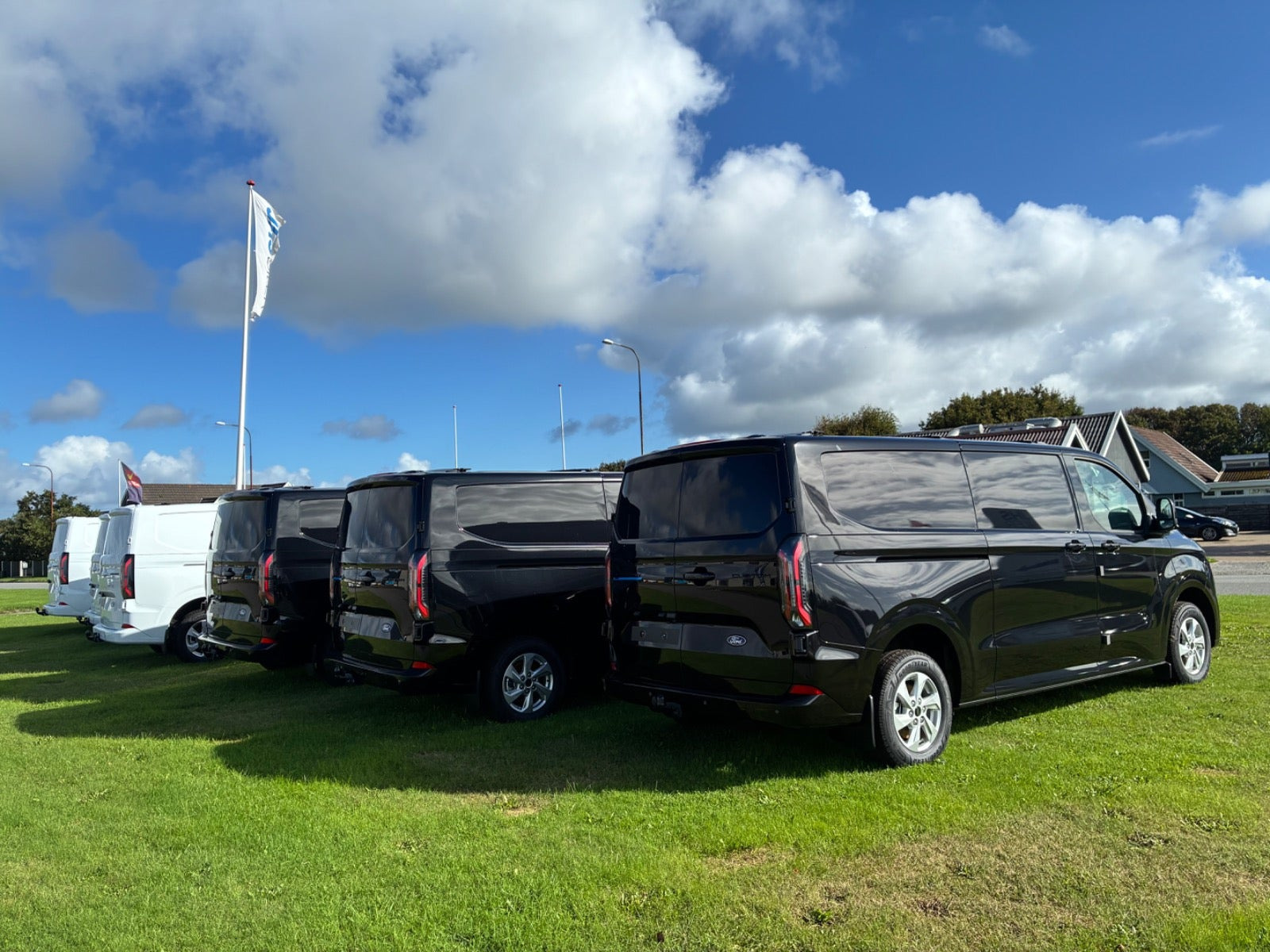 Hvid Ford E-Transit Custom 340 L2 fra 2026