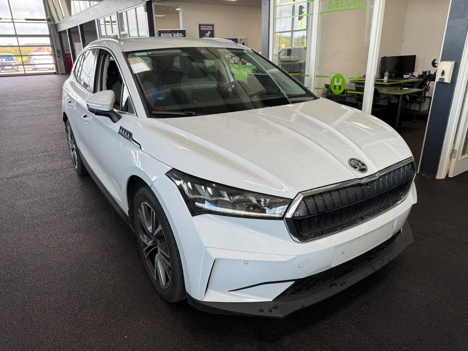Hvid Skoda Enyaq fra 2023