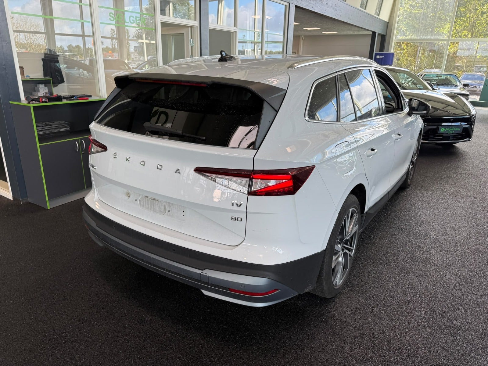 Hvid Skoda Enyaq fra 2023