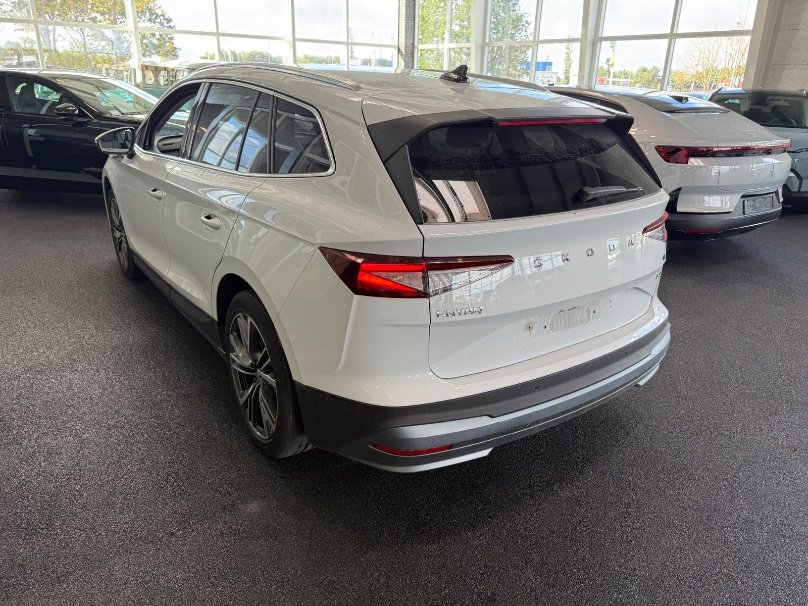 Hvid Skoda Enyaq fra 2023