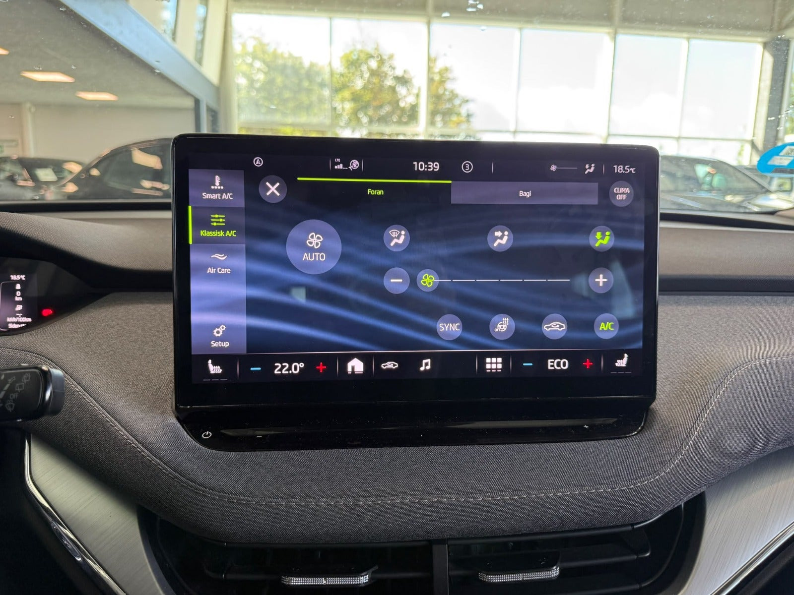 Hvid Skoda Enyaq fra 2023