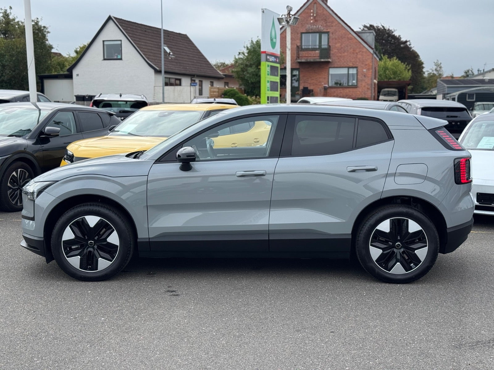 Grå Volvo EX30 fra 2025