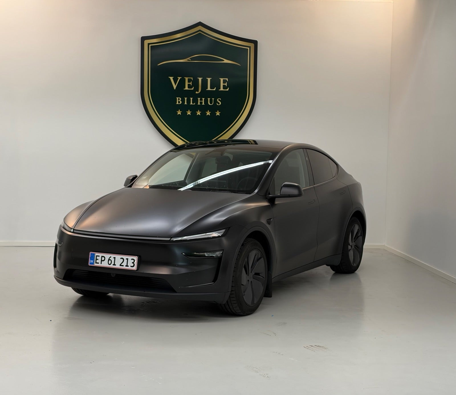 Hvid Tesla Model Y fra 2026