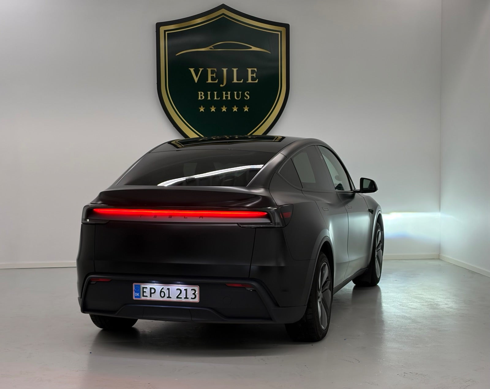 Hvid Tesla Model Y fra 2026