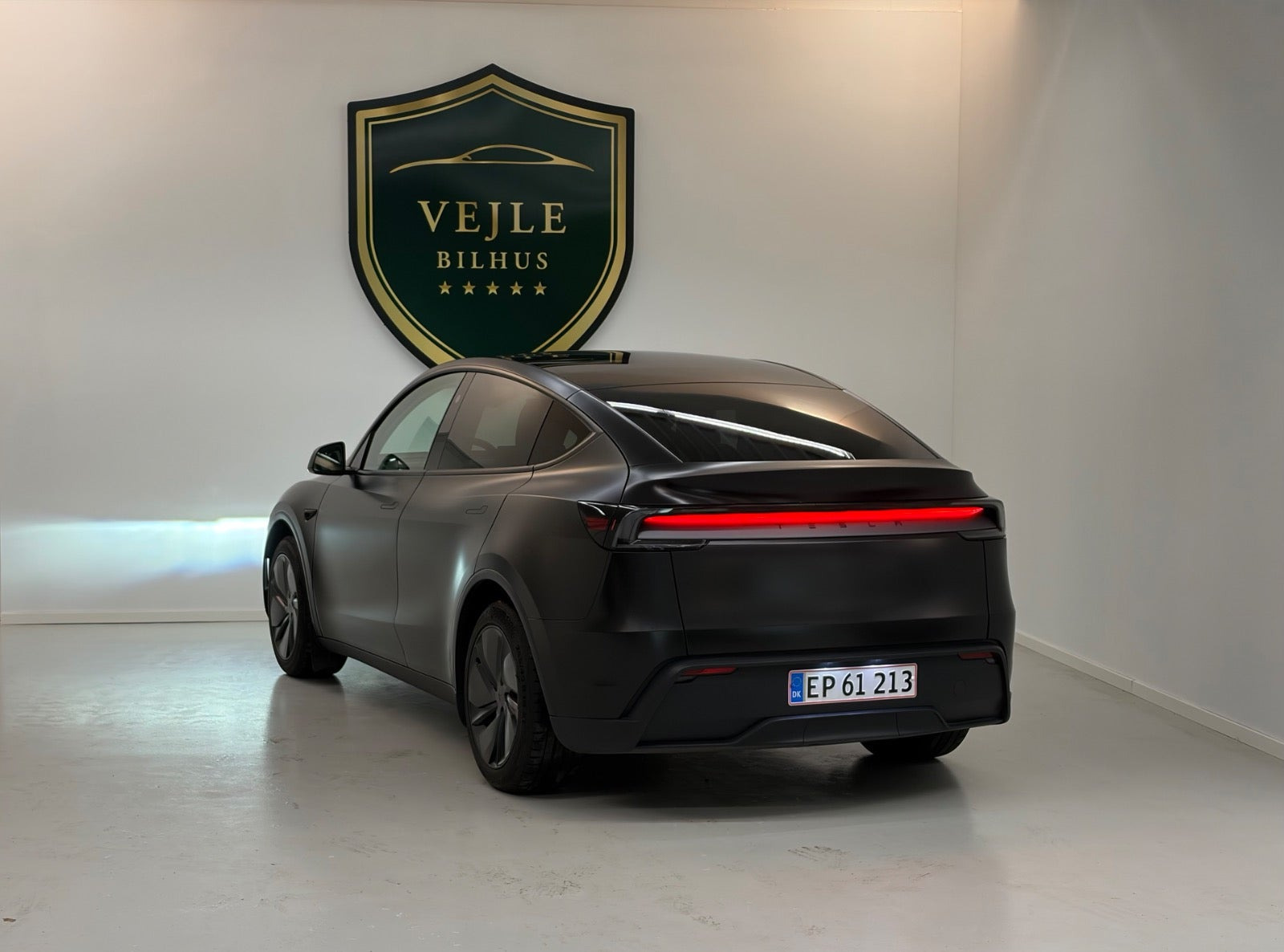 Hvid Tesla Model Y fra 2026