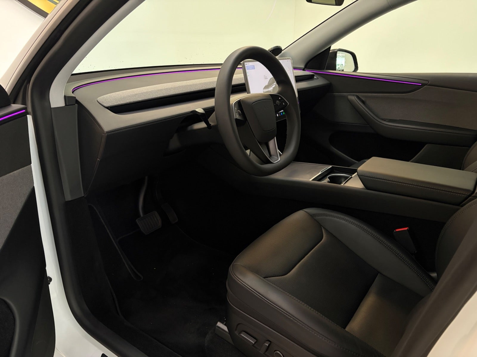 Hvid Tesla Model Y fra 2026