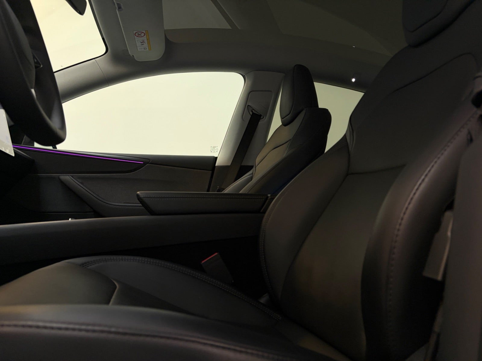 Hvid Tesla Model Y fra 2026