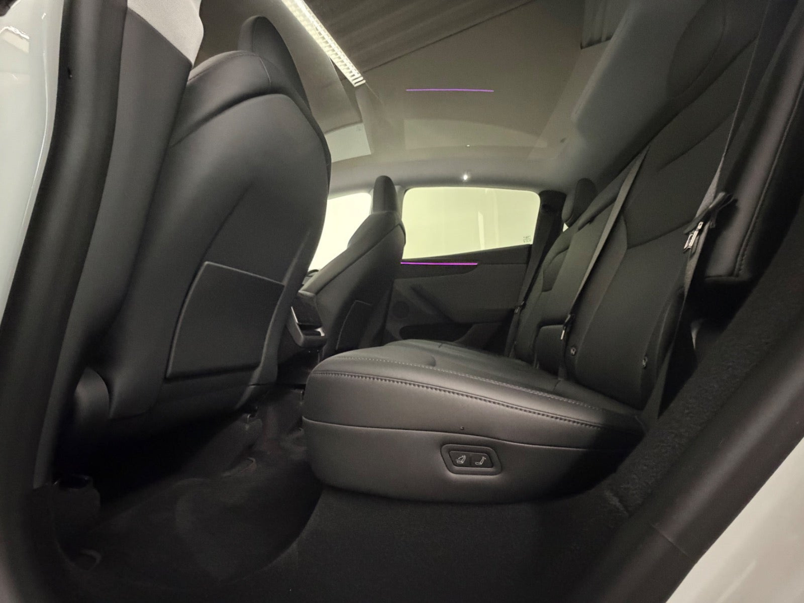 Hvid Tesla Model Y fra 2026