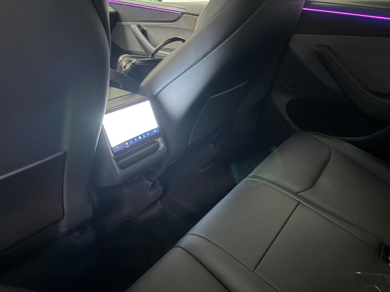 Hvid Tesla Model Y fra 2026