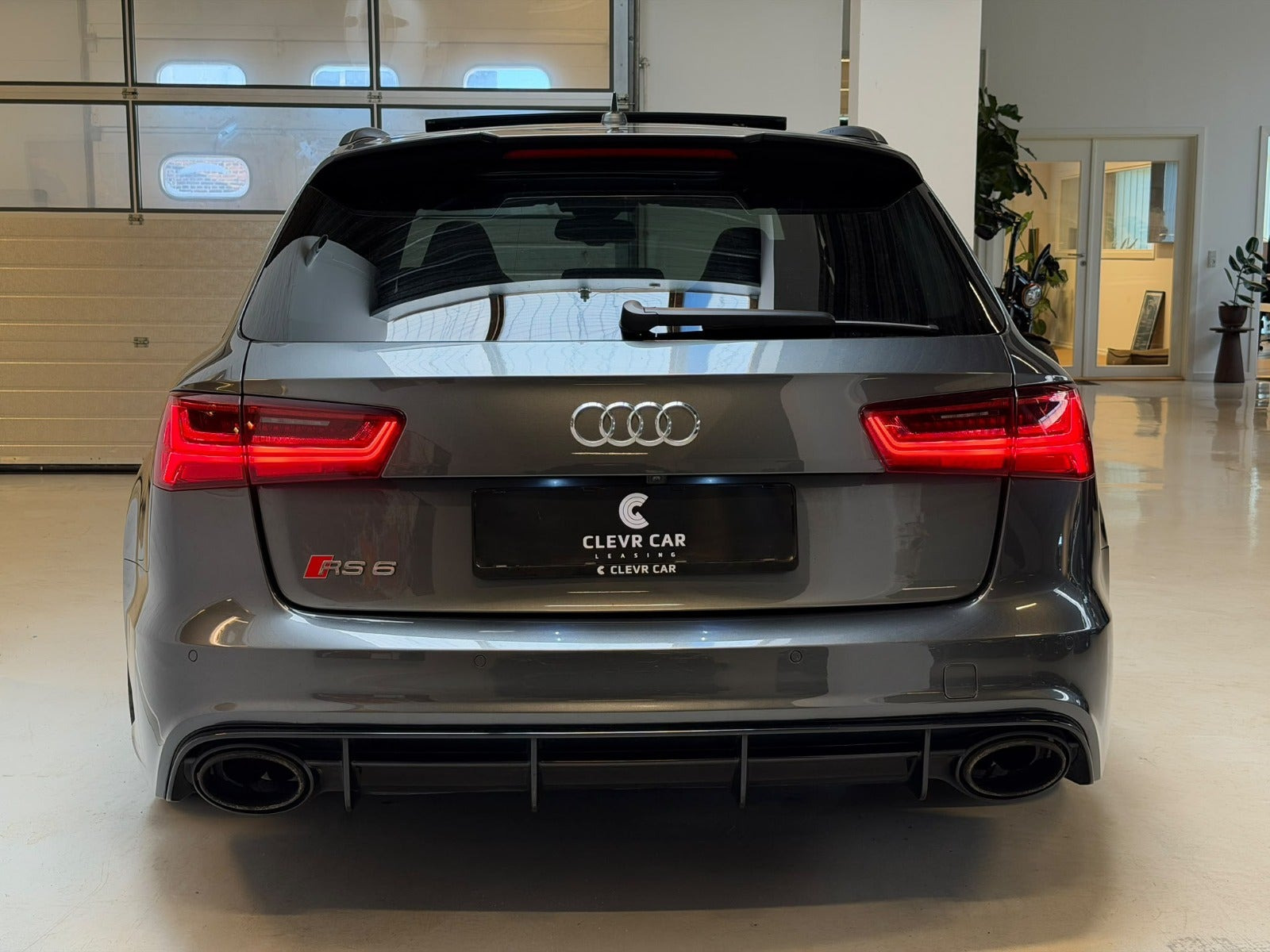 Grå Audi RS6 fra 2018