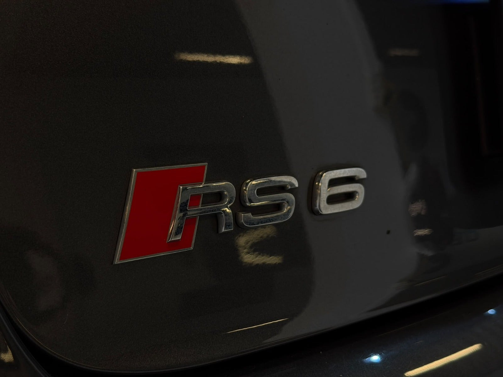 Grå Audi RS6 fra 2018