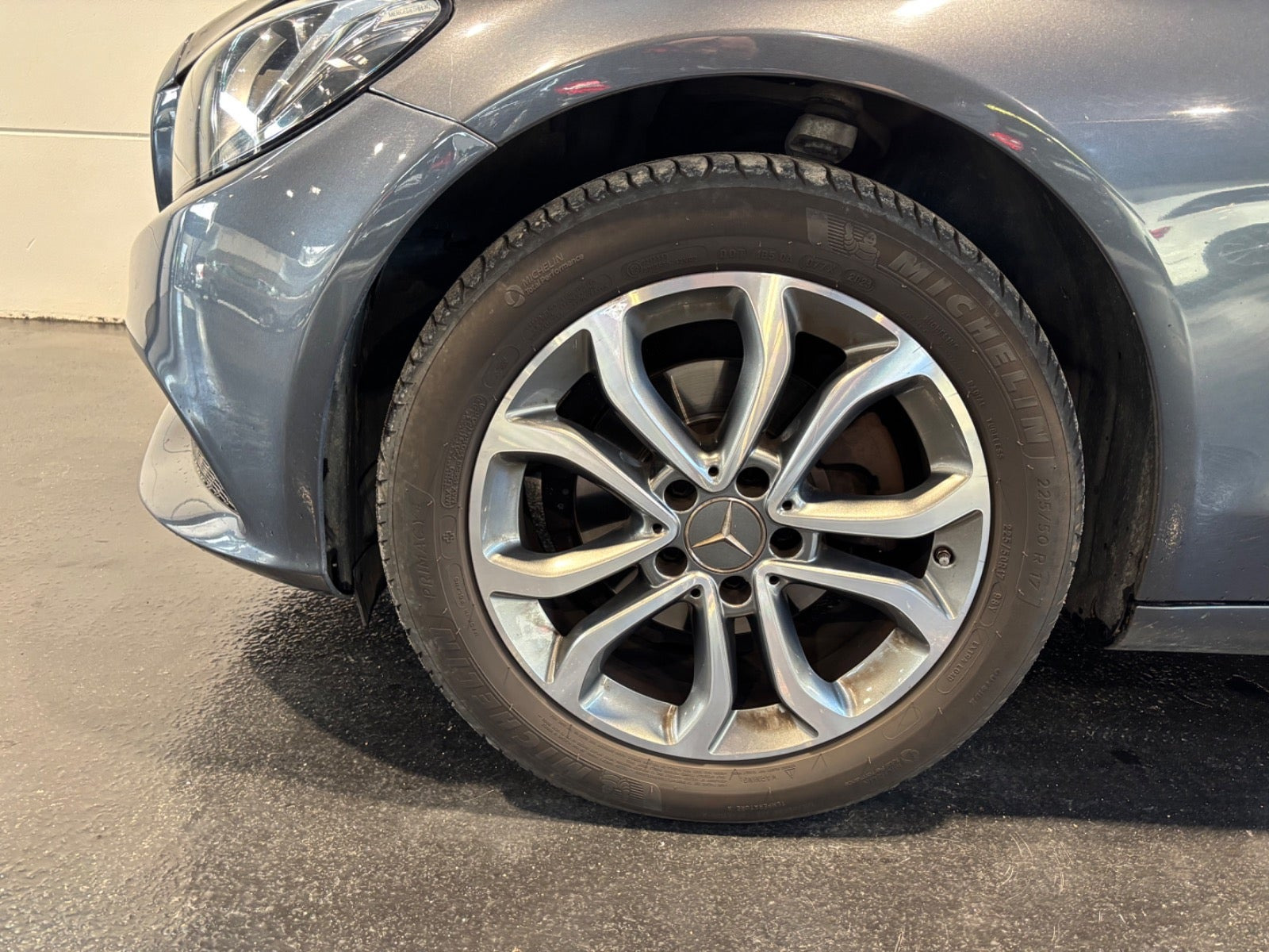 Grå Mercedes C200 fra 2015