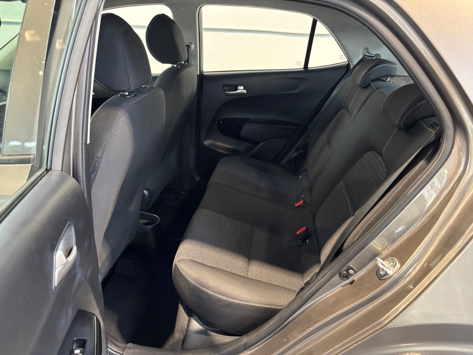 Beige Kia Picanto fra 2018