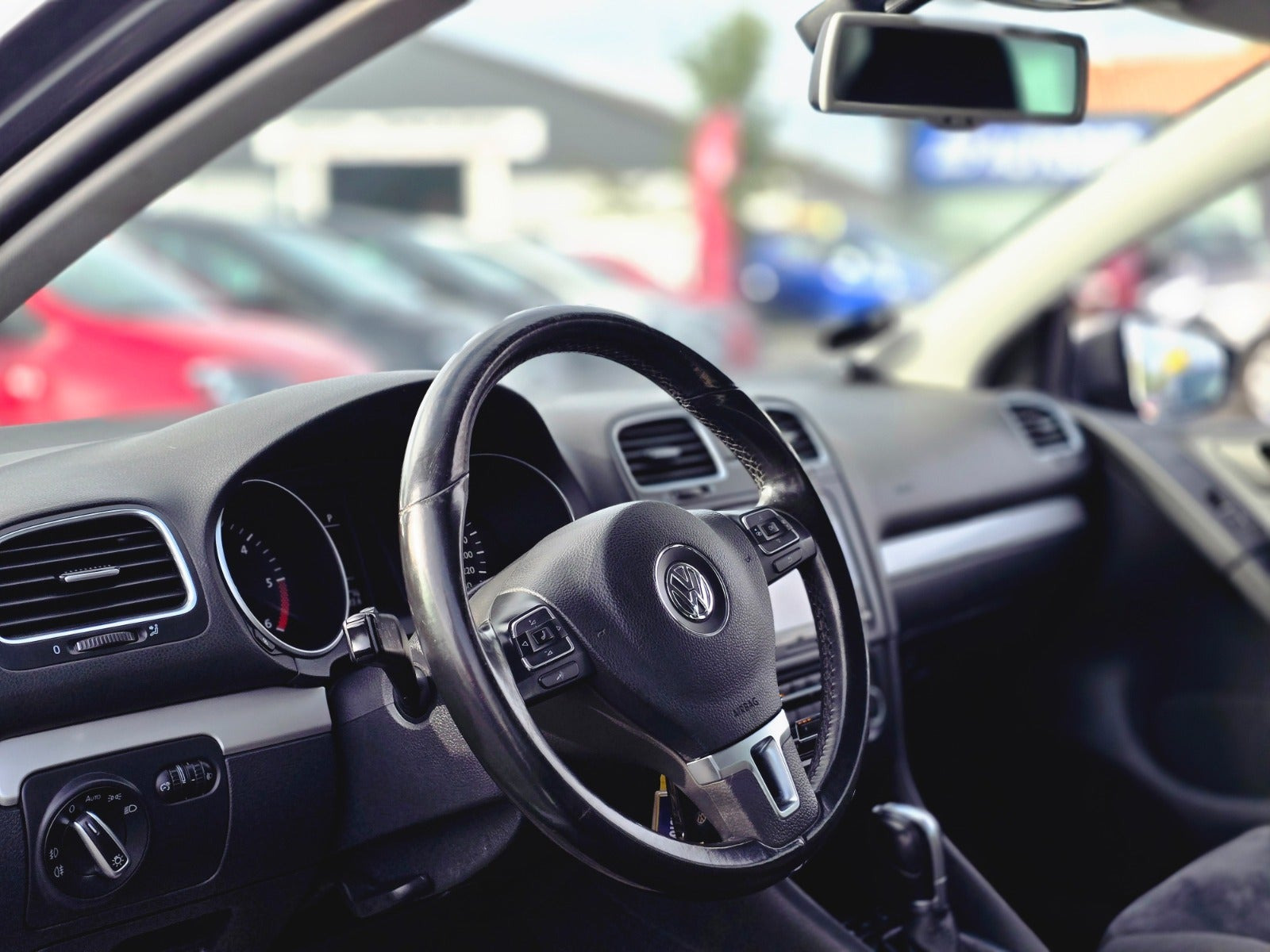 Grå VW Golf VI fra 2011