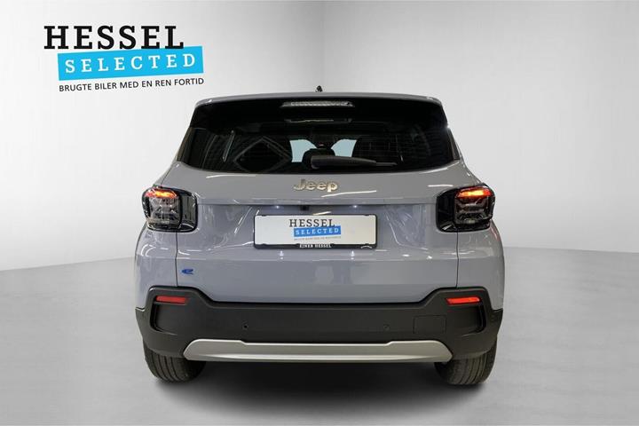 Grå Jeep Avenger fra 2025