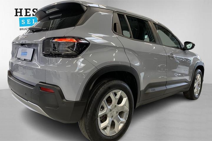 Grå Jeep Avenger fra 2025