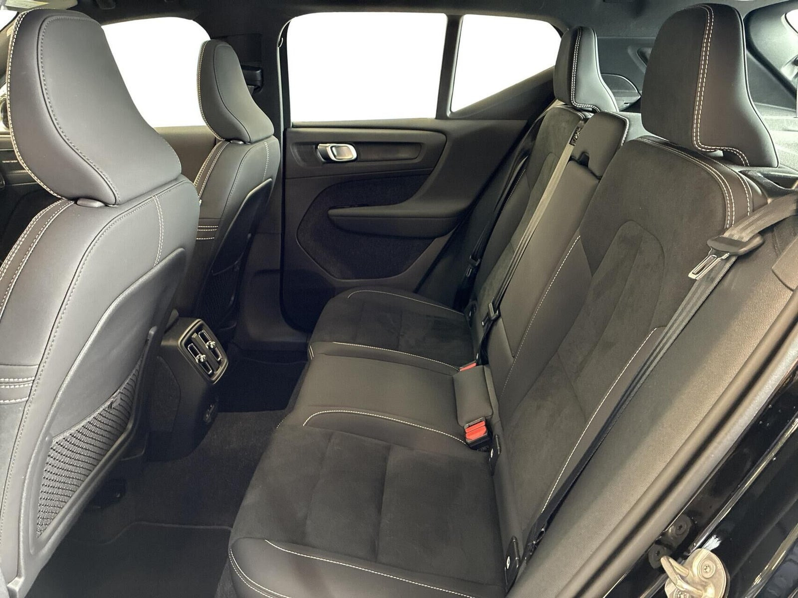 Sort Volvo EX40 fra 2026