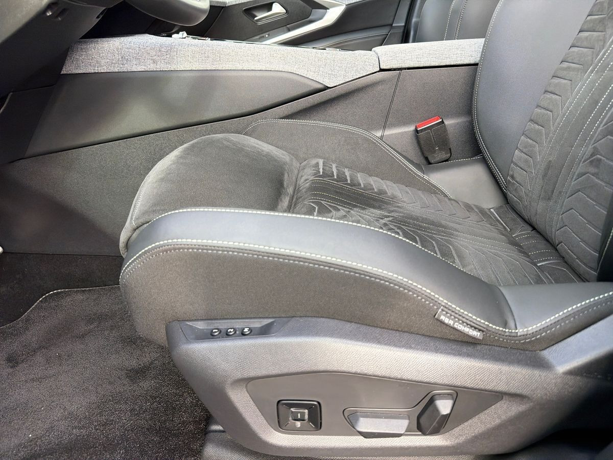 Sølv Peugeot e-3008 fra 2025