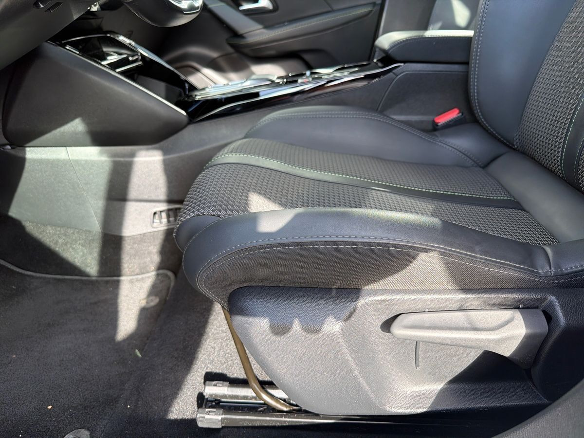 Hvid Peugeot e-208 fra 2023