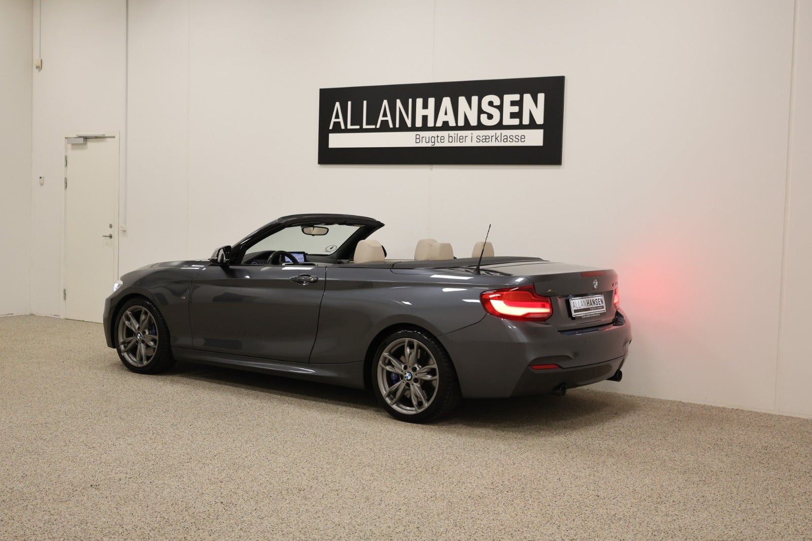 Grå BMW M240i fra 2019