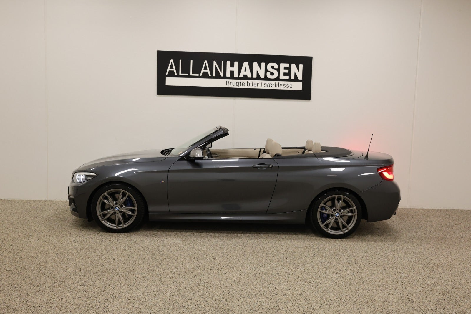 Grå BMW M240i fra 2019
