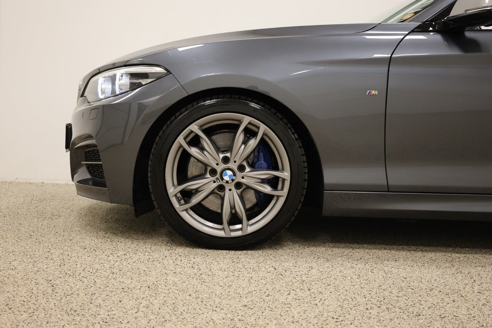 Grå BMW M240i fra 2019