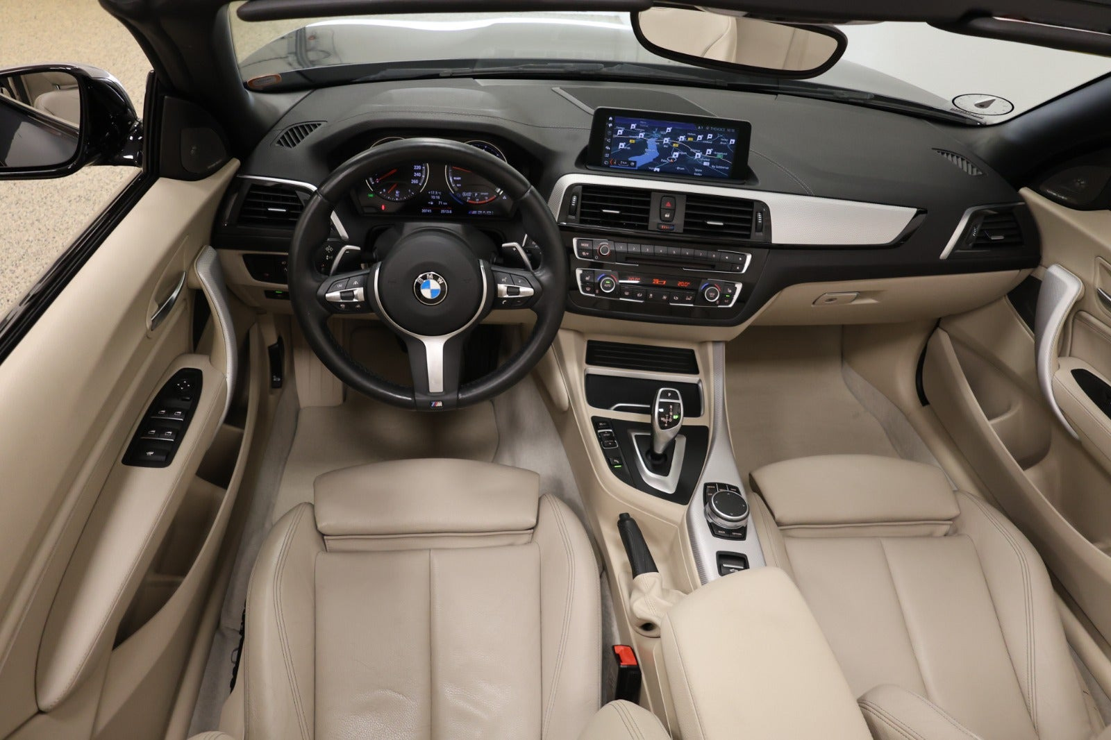 Grå BMW M240i fra 2019