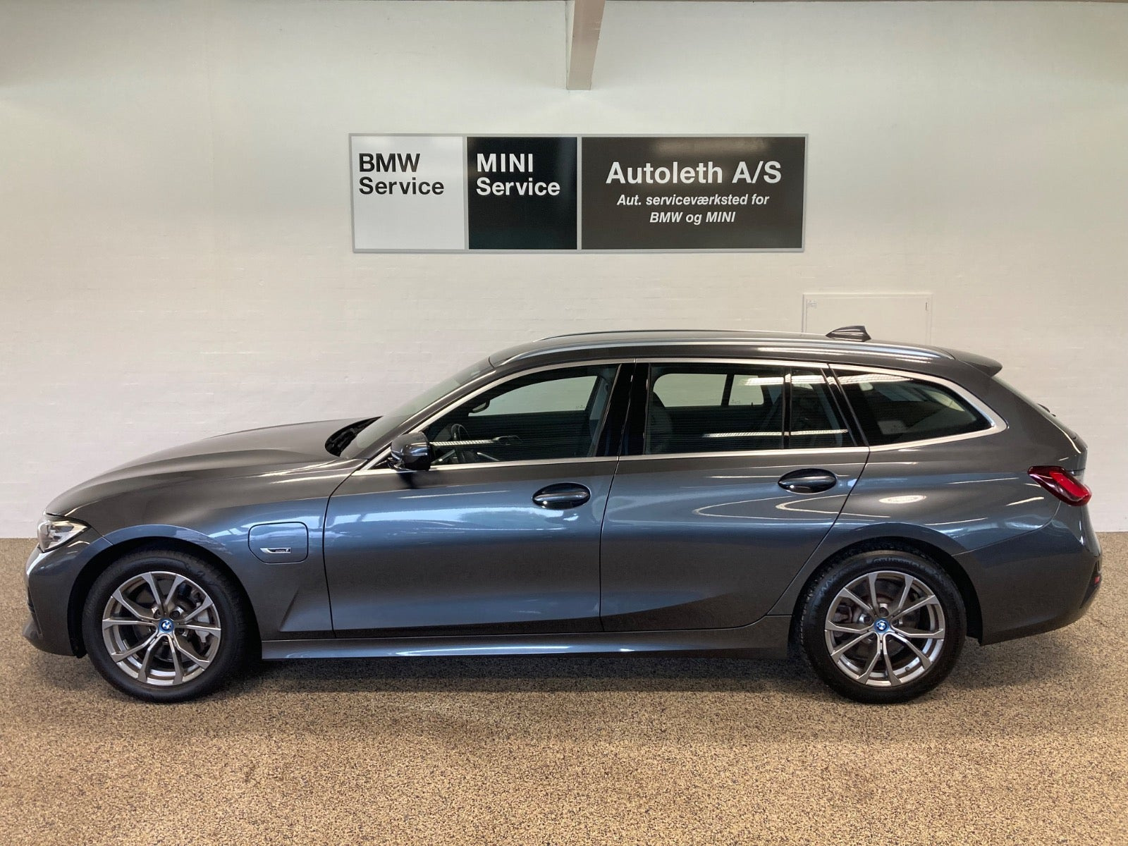 Grå BMW 330e fra 2022