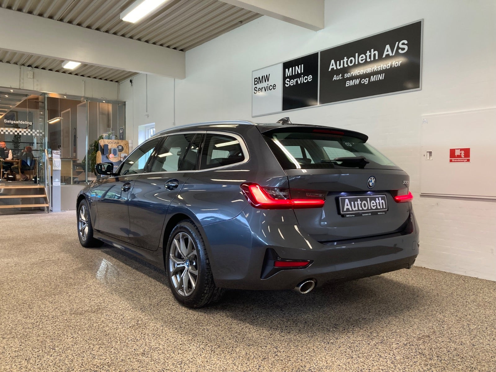 Grå BMW 330e fra 2022