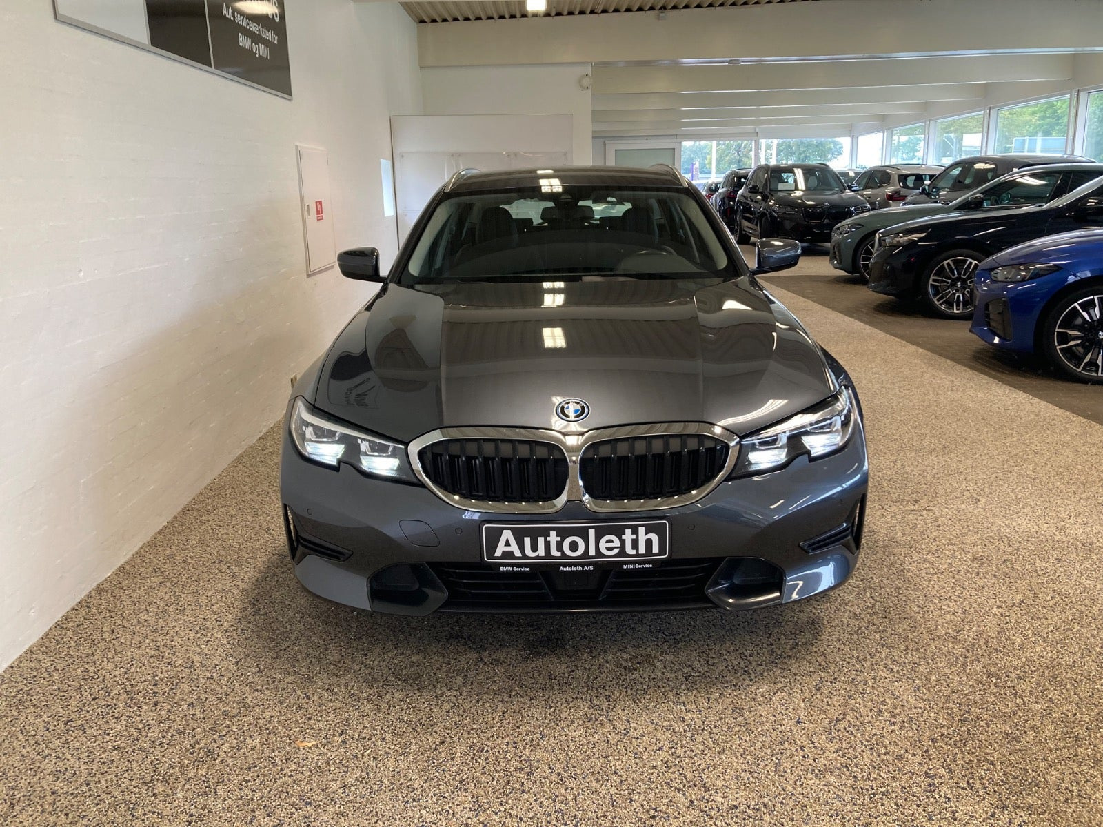Grå BMW 330e fra 2022