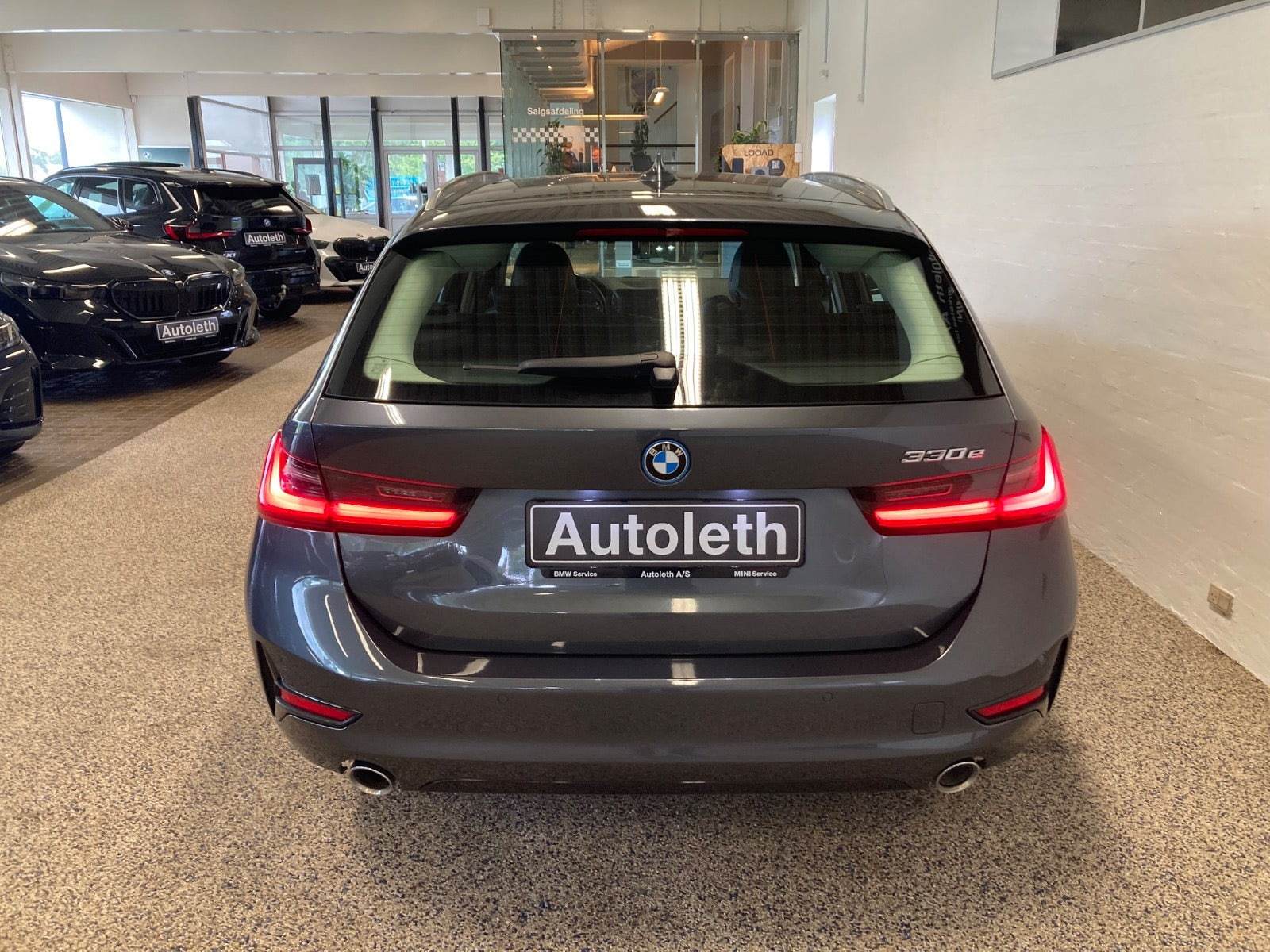 Grå BMW 330e fra 2022