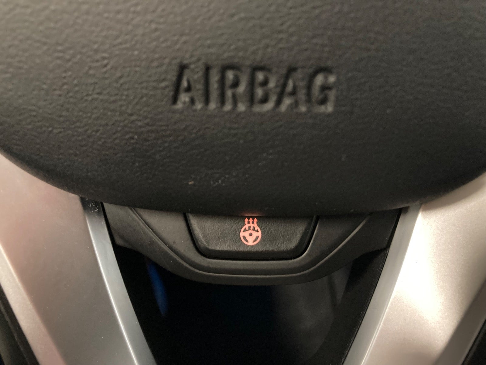 Grå BMW 330e fra 2022