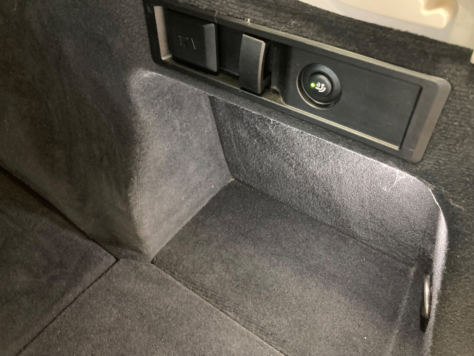 Grå BMW 330e fra 2022