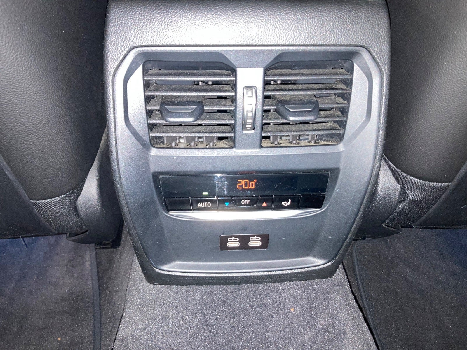 Grå BMW 330e fra 2022