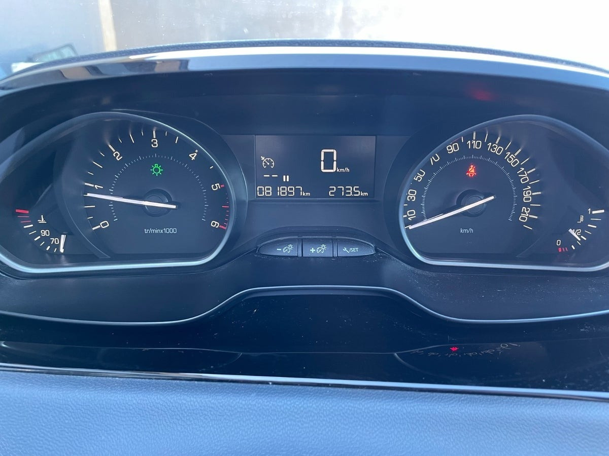 Grå Peugeot 208 fra 2018