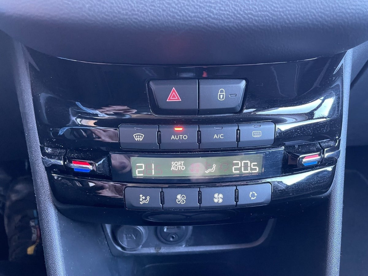 Grå Peugeot 208 fra 2018