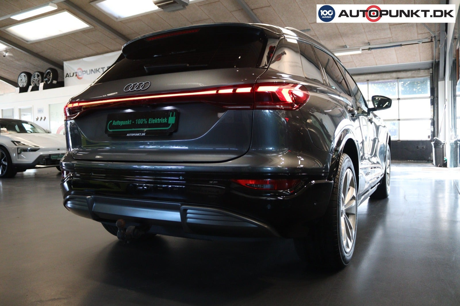 Grå Audi Q6 e-tron fra 2025