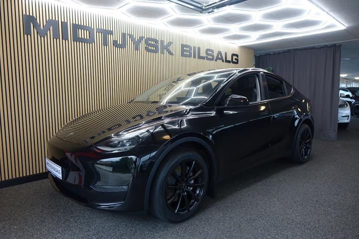 Sort Tesla Model Y fra 2023 set udefra